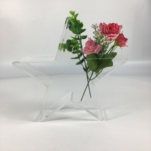 ユニークな形をしたアクリルの花瓶