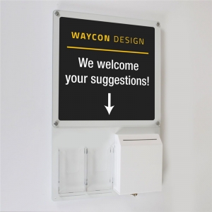提案箱が付いているオフィスの壁に取り付けられたパーセックスの表示板 