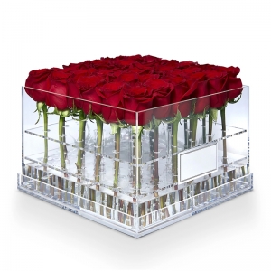 正方形のアクリルのバラの箱