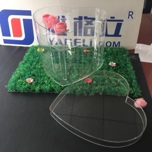 透明なアクリルのハート型の花の包装箱 