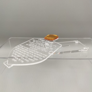 パーソナライズされた Chanukah Lucite Dreidel カード (ベース付き) 