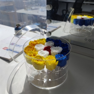 アクリル製の丸いバラの箱