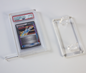 グレード付きTCGカード用アクリルPSAカードスラブトロフィーディスプレイスタンド 