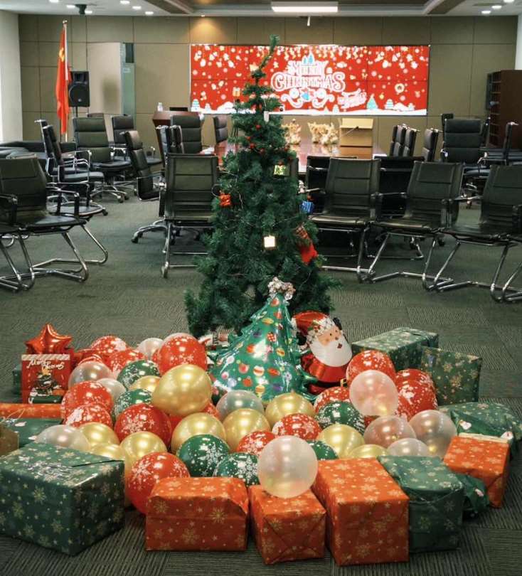 社内クリスマスイベント 2024: ギフト、チームプレゼンテーション、2025 年の願いで季節を祝う